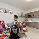 Mala Vala 925 - Adapted Fažana